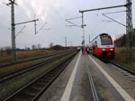 Nach der Ausfahrt zweier ÖBB Cityjet durchfährt die RAILSYSTEMSRP GMBH Lok 218 319 mit zwei Loks zur Abstellung in Mukran den Bahnhof Lietzow.