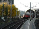 Lok 218 151-9 fhrt in gemtlichem Tempo auf Gleis 1 aus dem Klner HBF aus.  8.11.2008