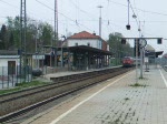 Eine Doppeltraktion 218 durchfährt am 22.04.2009 den S-Bahn Endbahnhof Geltendorf mit einem EC in Richtung Lindau.