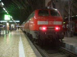 218 417-4 muss noch auf versptete Fahrgste warten, ehe sie den Frankfurter Hbf am 7.11.2008 verlsst.