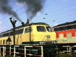 VOLLE LEISTUNG..... 218 141 vom Bw Hagen-Eck. wird fr eine Zugleistung bereit gestellt. Anno 1990.

