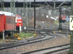 U-Boot 219 084-1 erreicht mit einer RB aus Arnstadt Hbf den Endbahnhof Saalfeld (Saale) auf Gleis 1. Der Lokführer achtet genau darauf, dass er den Zug punktgenau zum Stehen bringt, obwohl der Bahnsteig eigentlich lang genug ist. (04.12.2009)