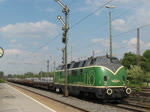 Auch am 11. Mai 2011 sind Aluminiumblöcke mit der 220 053 der Brohltalbahn auf dem Weg nach Süden. Hier zu sehen bei der Fahrt durch Düsseldorf-Rath.