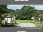 221 122-5 und Mak1206 an einem Bahnbergang an der Strecke Aulendorf - Biberach (Ri) im August 2006. Szene mit realen Bildern, die so nicht stattgefunden hat. 
