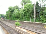 225 150 und 028 bringen am 13. Juli 2010 Brammen zur Weiterverarbeitung und Leerwaggons fr den Coiltransport zum Werk Hntrop von ThyssenKrupp. Gleichzeitig erreicht die Glckauf-Bahn den Haltepunkt Bochum-Hamme.