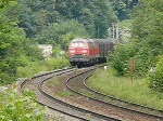 Zwei 225er mit einem gemischten GZ am Haken passieren soeben die belgische Grenze von Aachen-West kommend und begeben sich auf die Abfahrt in Richtung Montzen (Linie 24).
Aufgenommen in Gemmenich/Botzelaer am 14/06/2008