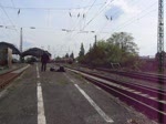 Die 225 028-0 dieselt aus Krefeld HBF mit einem netten Sound am 15.05.2010
