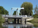 225 117-1 und 225 073-6 beim Überqueren des Ems-Jade-Kanal`s mit Ihrem Kohlezug vom Massenschüttgutlager Wilhelmshaven in Richtung Sande.