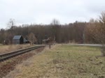 118 757-4 (Press) fuhr am 21.03.21 den zweiten Hackschnitzelzug von Ebersdorf-Friesau nach Saalfeld. Hier ist der Zug in Friesau zu sehen.