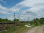 229 181-3 das  U-Boot  der DB Netz Instandsetzung mit einem Langschienenzug in Fahrtrichtung Sden bei der Northeimer Seenplatte. 30.05.2009.