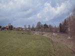 V300.18 (92 80 1232 446-5D-SGL) mit einem Bauzug am 13.04.13 kurz vor Plauen/V.