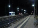 V300.10(232 446-5)der EBW-Cargo rauscht des Nchtens als LZ Richtung Sden durch den Bahnhof Reichensachsen.