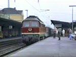 Die 132 423-0 fhrt mit einem IC aus Bebra aus, im Juli 1990.