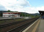 Die 232 der Regental Cargo (Arriva) bei der Durchfahrt mit ihrem leeren Holzzug durch Hann.