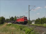 DB 232 568 am 11. Juni 2015 mit Güterzug, beladen mit Brammen, begegnet in Wanne-Unser Fritz einem weiteren Güterzug.