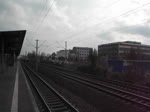 Eine 233 xxx x zieht hier einen Güterzug durch den S Bahnhof Dresden - Dobritz in Richtung Dresden Hauptbahnhof .