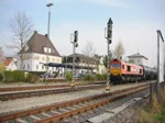 Ausfahrt und Beschleunigung der HGK DE 668 mit einem Kesselwagenzug aus Illertissen am 23.04.2010.