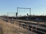 Von Aachen-West kommend mit einem langen Containerzug am Haken rollt 29002 von Crossrail durch Montzen in Richtung Visé.