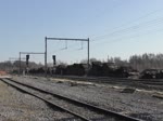 Die graue Class66 DE6307 von Crossrail zieht einen Containerzug durch den Bahnhof Montzen in Richtung Visé.