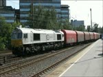 247 035 mit Schiebeplanenwaggons am 4. August 2011 bei der Fahrt durch Dsseldorf-Rath.