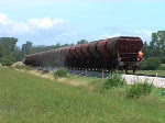Langsam nhert sich der Zug mit den Schotterwaggons.