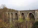 An diesem Wochenende ist das Elbtal wieder gesperrt. Deshalb fahren die Züge wieder die Umleitung über Cheb/Cz und das Vogtland. Hier die 285 111-1 (CAPTRAIN) zu sehen am 19.11.17 auf der Syratalbrücke in Plauen/V.