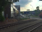 Rangierfahrt eines kurzen Güterzuges. Die Diesellok (98 80 0 261 001-8 D-IGB) wird von der IGB Industriebahn-Gesellschaft Berlin betrieben. Das Schienennetz der IGB umfasst 21km im Berliner Stadtgebiet mit den Standorten Ruhleben und Neukölln. Im Video werden Kesselwagen unterschiedlicher Verleihfirmen (ERMEWA SA und Wascosa) zum Güterbahnhof Ruhleben transportiert. Video: Frühsommer 2019