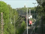 294 830 fhrt am 28. September 2011 mit einer bergabe fr ThyssenKrupp mit Schiebeplan- und Teleskopdachwaggons durch den Bahnhof Bochum-Prsident.