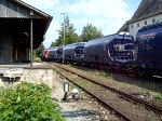 294 745 setzt mit 4 Tanoos Wagen in Hirschau von Gleis 2 nach Gleis 1 um.
