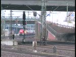 Eine 294 fuhr mit einer Kurzen bergabe durch den Bahnhof Hamburg-Harburg dazwischen fhrt ein ICE 1.