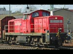 294 724-0 bringt ein paar Holzwagen in den Bahnhof Bad Hersfeld.