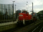 294 832 verlsst mit einem schweren GZ den Klner Hbf von Gleis 8