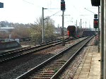 Bahnhof Achern Teil 4: Viel Betrieb im Bahnhof Achern heute. Eine DB-Rangierlok kommt von einem Nebengleis mit jede Menge Waggons auf's Gleis 1 und wartet auf ein grnes Signal um auf der Rheintalbahn Richtung Offenburg weiterfahren zu knnen. Gefilmt am 2. April 2009 (0:27 Minuten).