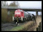 295 077-2 bei der Fahrt mit einem Gemischtem Gz auf dem Industriegleis in Wilhelmshaven.