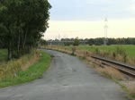 295 097-0 ist mit einem kurzen Kesselwagenzug auf der Strecke Sande-Esens auf dem weg und wird gleich am Abzweig Weier Floh auf's Wilhelmshavener Industriegleis abfahren.