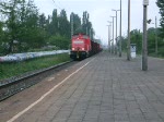 298 320-3 mit GZ Rostock-Bramow Richtung WRS bei der Durchfahrt um 07.40 Uhr im S-Bahnhof Rostock Holbeinplatz.(22.05.09)