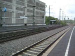360 109-3 der Bocholter Eisenbahngesellschaft  Im Auftrag der Bahnen der Stadt Monheim GmbH  auf Rangierfahrt mit Autozugwagen in Düsseldorf HBF am 24.