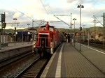 Hier wird eine Doppelstock-Garnitur bestehend aus einem DABbuzfa-Steuerwagen, drei DBuza-Mittelwagen und einer 143 mit Hilfe der 362 911-0 durch den Bahnhof Saalfeld (Saale) rangiert.