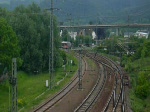 Die RB aus Jena Saalbahnhof zur Weiterfahrt nach Blankenstein (Saale) erreicht Saalfeld (Saale); Blick von der Bahnhofsbr�cke.