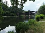 Deutschland, Rheinland-Pfalz. Ein Dieseltriebwagen 628 auf der Doppelstockbrücke Alf-Bullay, auch Moselbrücke Bullay genannt. Dies ist eine Brücke über die Mosel zwischen Alf und Bullay. Sie ist die erste in Deutschland errichtete Doppelstockbrücke. Über den Obergurt verläuft die Moselstrecke, auf dem Untergurt verläuft die Straße L 199. Nachdem die Bahnstrecke Bullay und die Mosel über die kombinierte Eisenbahn- und Straßenbrücke passiert hat, mündet sie auf der linken Moselseite direkt in den Prinzenkopftunnel. 24.06.2014