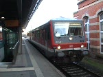 Rostock, Hbf: Ausfahrender VT 928 fhrt als S-Bahn in Richtung Rostock,Seehafen-Nord (obwohl auf der gesamten Strecke ein Fahrdraht gespannt ist!!!)