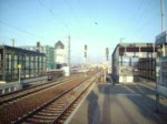 Zu sehen ist eine 642 Einheit kommend von Dresden - Neustadt bei der Einfahrt in Dresden - Mitte um nach kurzen Aufenthalt nach Dresden Hbf zu fahren. Die Einheit trägt die Werbung für den Dresdener Flughafen, aufgenommen am 25.12.2007 gegen 15:45 Uhr