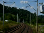 Ein Desiro biegt um die Kurve und erreicht den Bahnhof Zeutsch auf Gleis 1.