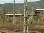 Eine RB aus Gera nhert sich langsam dem Bahnhof Saalfeld (Saale), um dort auf Gleis 6 einzufahren.