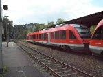 RE 57 verlt den Bahnhof Arnsberg in Richtung Dortmund. (648 aufgenommen am 04.08.07)