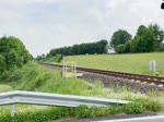 648 337 »Großenbrode« der DB Regio Schleswig-Holstein an der Bahnschranke nördlich von Süderbrarup. Aufnahme: 19. Juni 2021.