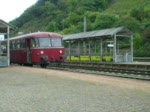 21.09.08! Der warscheinlich unsauberste Bahnhof Deutschlands feiert ein Bahnhofsfest. Der VCD fhrt mit einem Schinenbus an diesem Tag mehrere Mal die Westtrasse von Trier ab. Hier verlsst er den Bahnhof Karthaus und macht als nchstes Halt am Bahnhof Trier-Ehrang.
