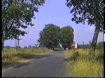 Bahnbergang in der Altmark auf der Strecke Wittenberge - Salzwedel mit Ferkeltaxe und Trabbi am 19. August 1990.