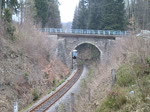 Am 20.04.13 fuhr zum ersten mal die Ferkeltaxe auf der, nicht mehr im Regelbetrieb befindlichen Strecke Adorf- Muldenberg. Es fuhren 772 312-5 und 772 367-9 Hier in kurz vor Gunzen.