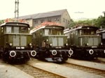 Szenen mit Lokomotiven der Reihe 144 an unterschiedlichen Orten in den 1970er Jahren.